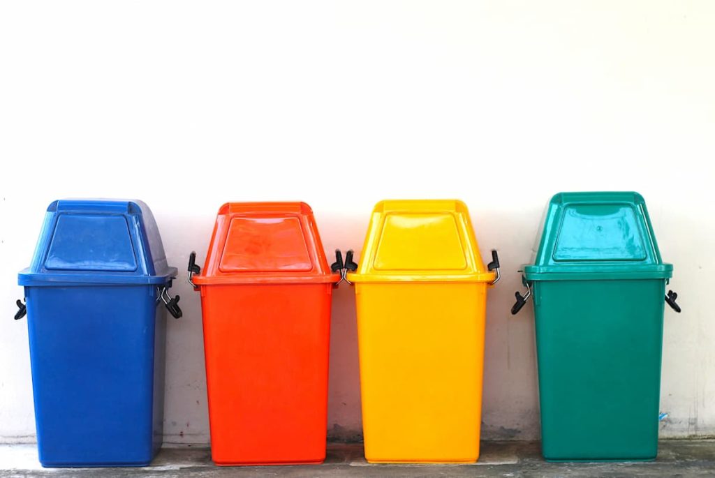 Quali i limiti per il condominio nel posizionare sul suolo pubblico i contenitori per la raccolta dei rifiuti